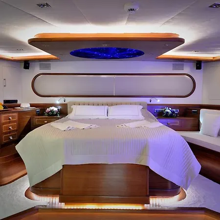 ספינת מלון Galataport Yachting